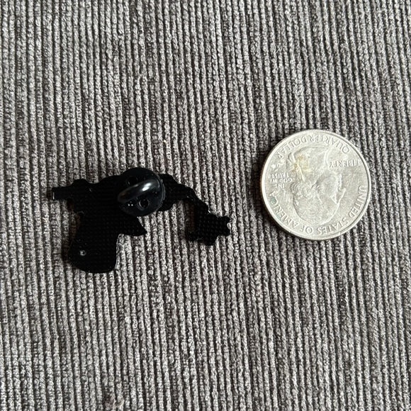 Brand New Green 'DIY Till I Die' glue gun Enamel Pin - Picture 3 of 3